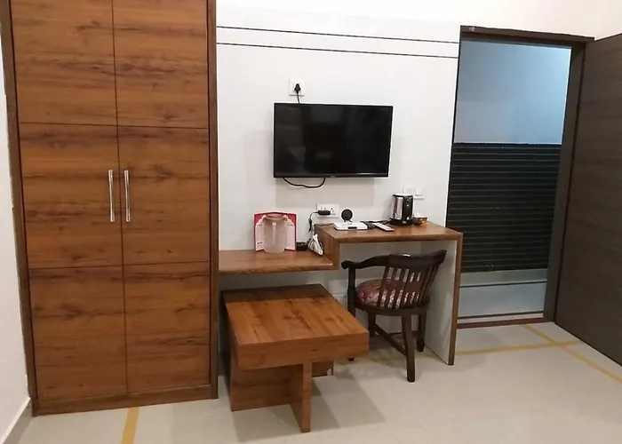 Gr Hotel Mateshwari Palace Ayodhya - Hotel-At-Prime-Location Spacious-Room