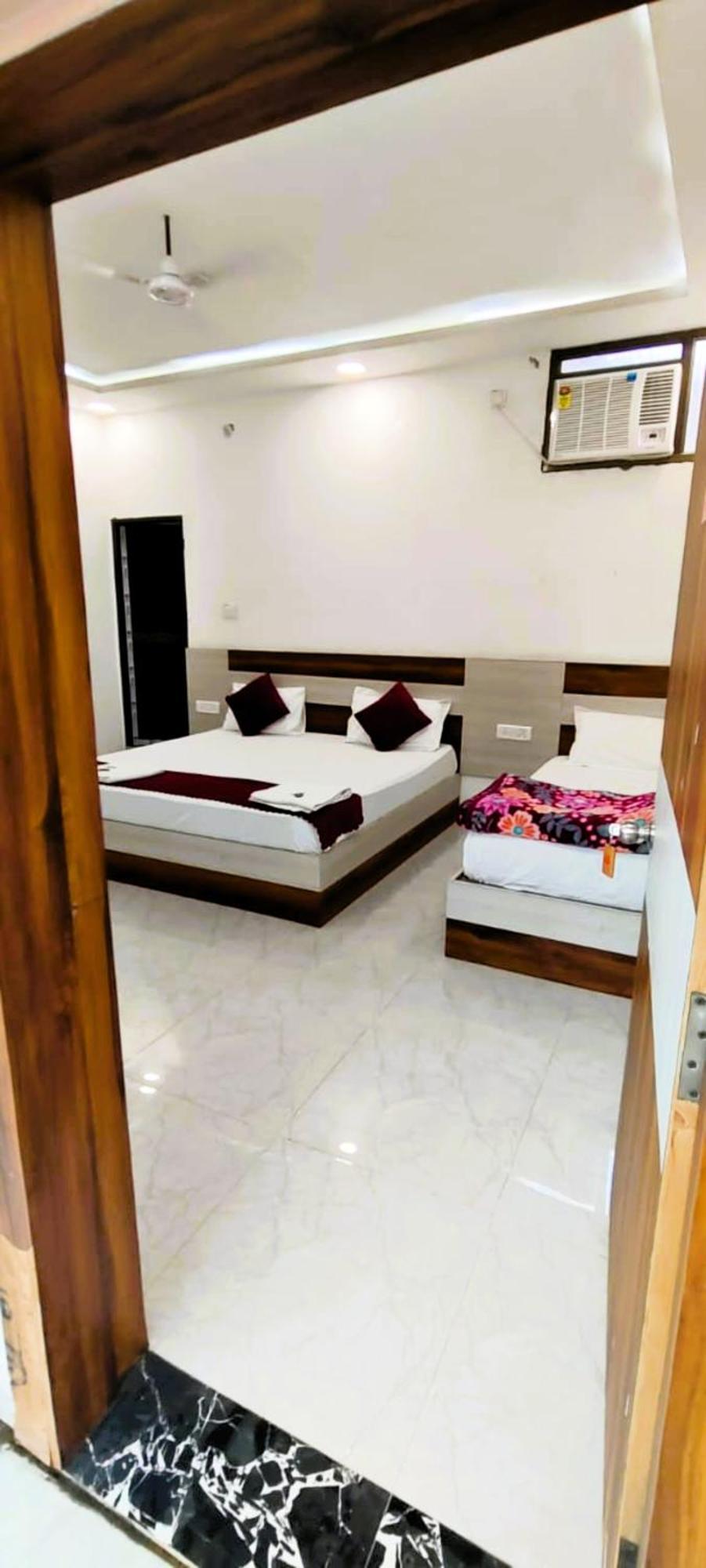 Gr Mateshwari Palace - Hotel-at-prime-location Spacious-room Homestay
